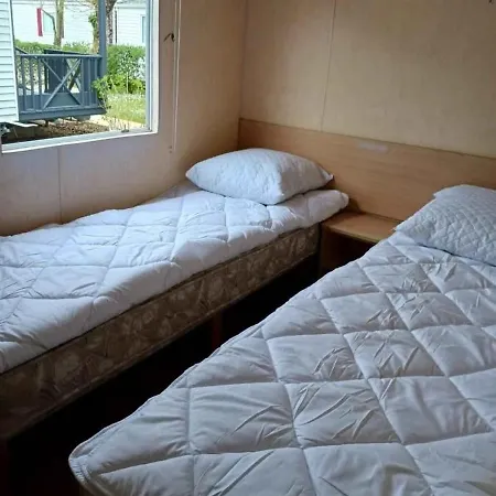 Mobil 4 Personnes Sur 3 étoiles à 150m De La