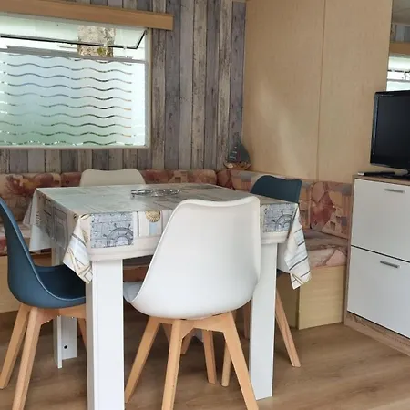 Mobil 4 Personnes Sur 3 étoiles à 150m De La Saint-Pierre-d'Oleron