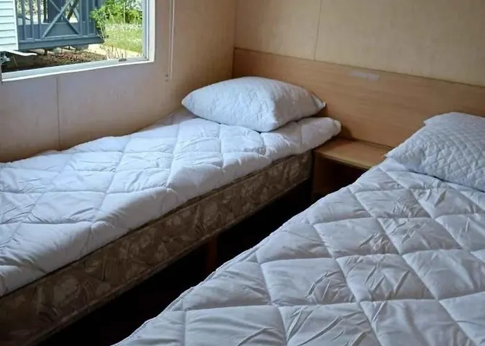 Mobil 4 Personnes Sur 3 étoiles à 150m De La