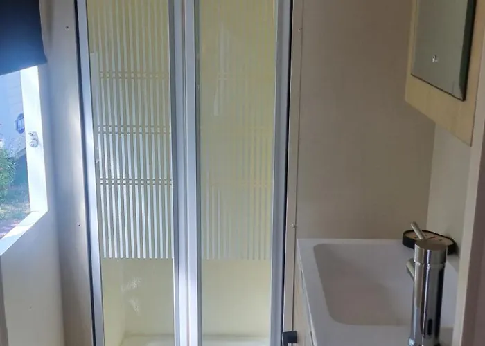 Mobil 4 Personnes Sur 3 étoiles à 150m De La