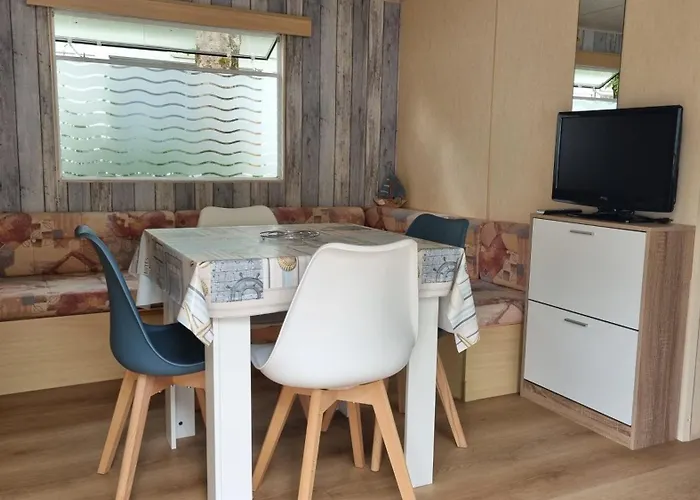 Mobil 4 Personnes Sur 3 étoiles à 150m De La Saint-Pierre-d'Oleron